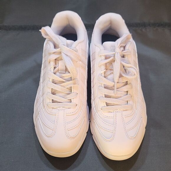 BRAND NEW K-SWISS LACE UP CLOSURE YOUTH11 SNEAKER G1 - Picture 2 of 15